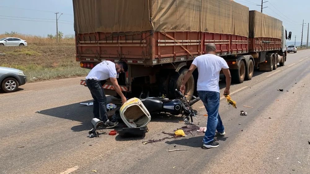 Entregador morre após bater moto na traseira de caminhão parado em