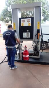 Bombas de combustível: Agência de Metrologia reforça que instrumento medidor deve ter a marca oficial do Inmetro