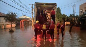 Em Canoas, bombeiros militares do Tocantins resgatam moradores em regiões inundadas