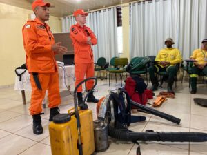 Prática de combate a incêndio encerra a capacitação da Brigada Gavião Fumaça em Mateiros